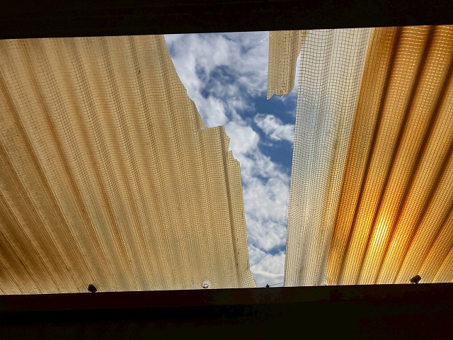 波板が割れて穴